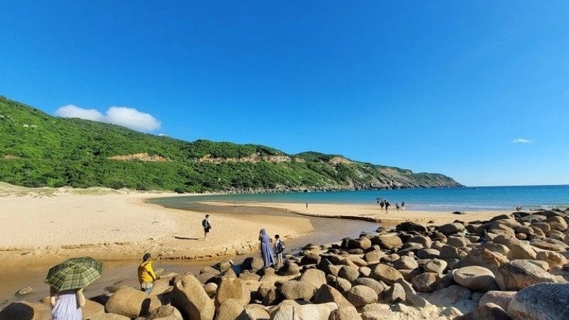 Cát trắng Bãi Môn mịn màng như bức tranh thiên nhiên