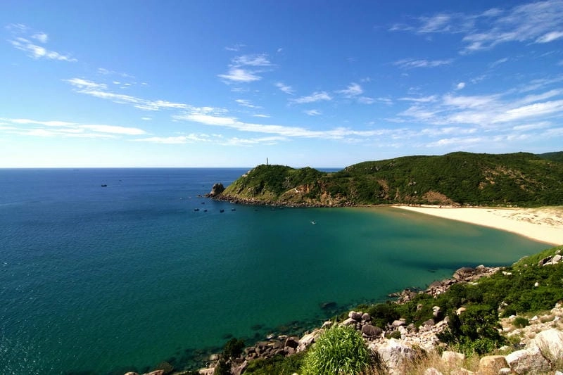 Bãi Môn Phú Yên với bãi cát trắng mịn bên sóng biển