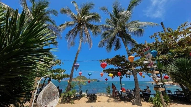 Cảnh biển Bãi Xép xanh ngắt sóng vỗ dịu dàng