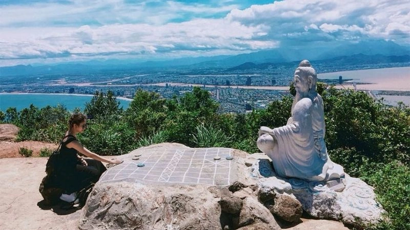 View biển Sơn Trà rộng lớn nhìn từ triền núi