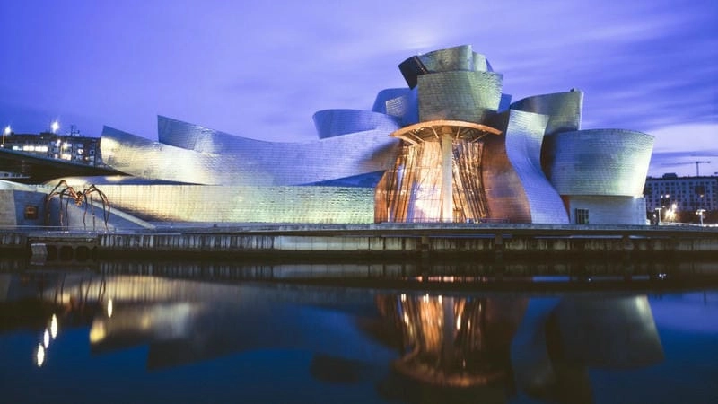 Thưởng thức vẻ đẹp Bảo tàng Guggenheim Bilbao về đêm lung linh