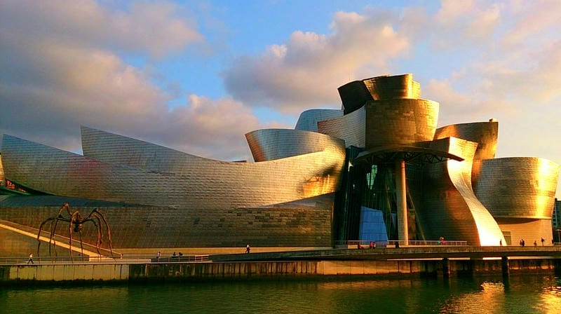 Trải nghiệm khung cảnh Bên ngoài Bảo tàng Guggenheim Bilbao