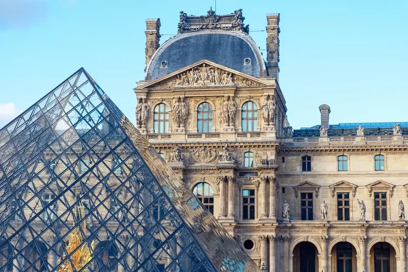 Bảo tàng Louvre là biểu tượng nghệ thuật của thành phố Paris