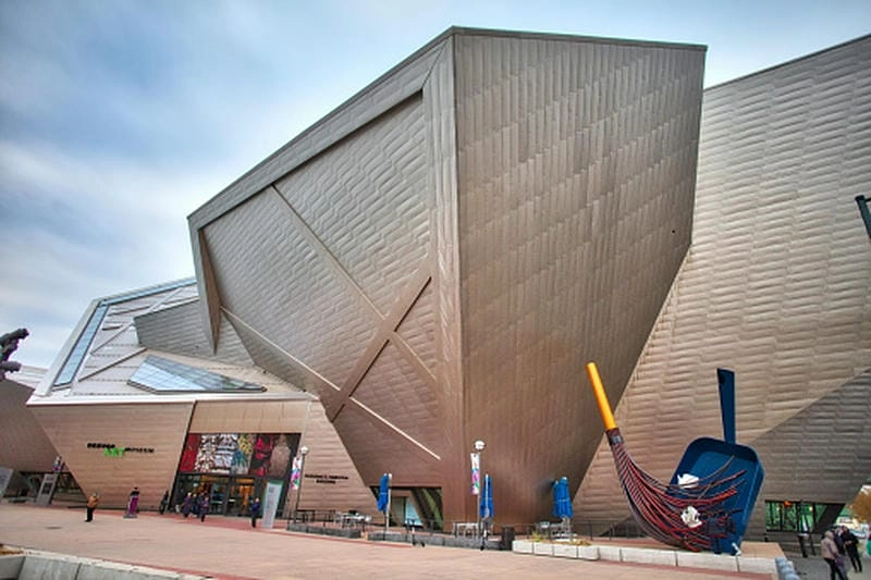 Vẻ sáng rực Denver Art Museum ban ngày nổi bật giữa phố