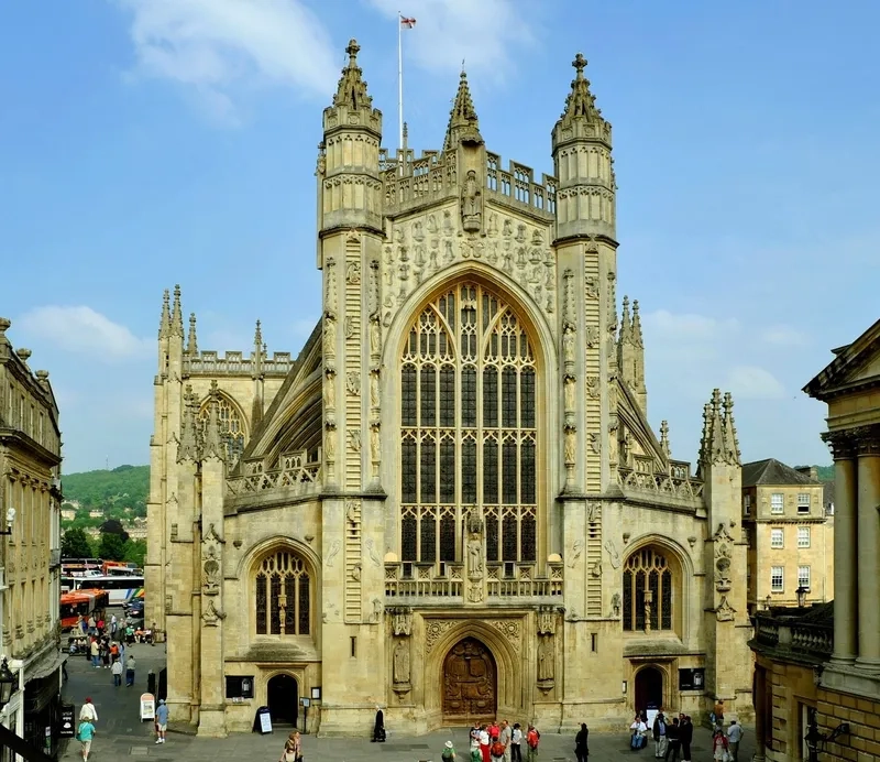 Bath quyến rũ với kiến trúc cổ và bầu trời xanh