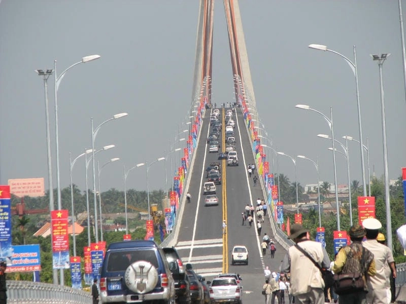 Bình minh rực rỡ trên Cầu Rạch Miễu
