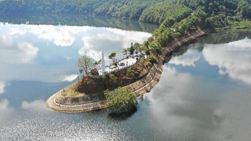 Thiên nhiên Biển Hồ yên ả và đầy sức sống