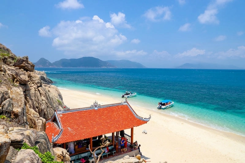 Biển Mũi Né xanh ngọc với sóng vỗ dịu êm