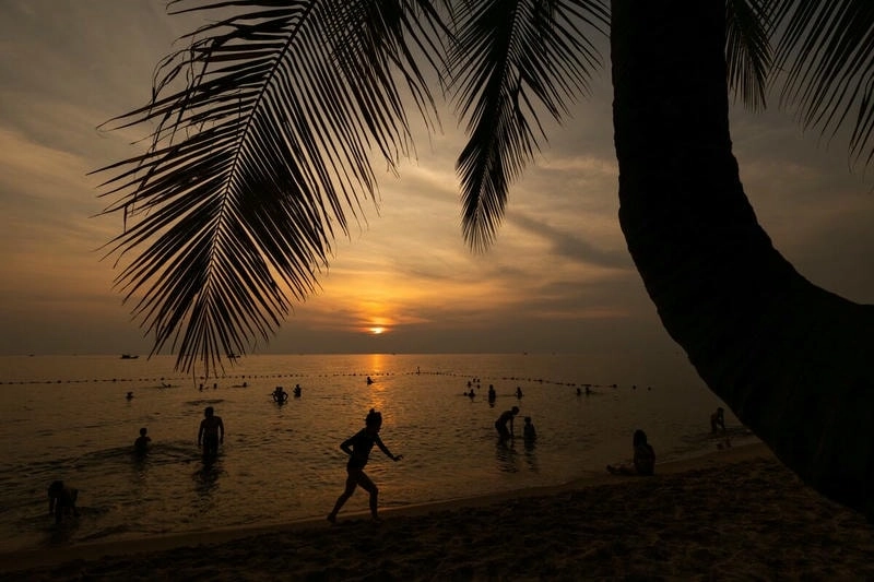 Ánh nắng sớm tại bình minh Phú Quốc rực rỡ