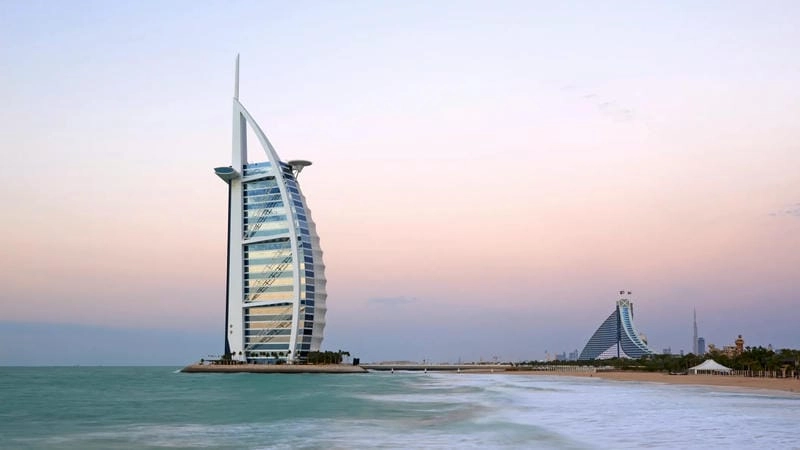 Hình ảnh Burj Al Arab ban ngày rực rỡ trên nền trời xanh