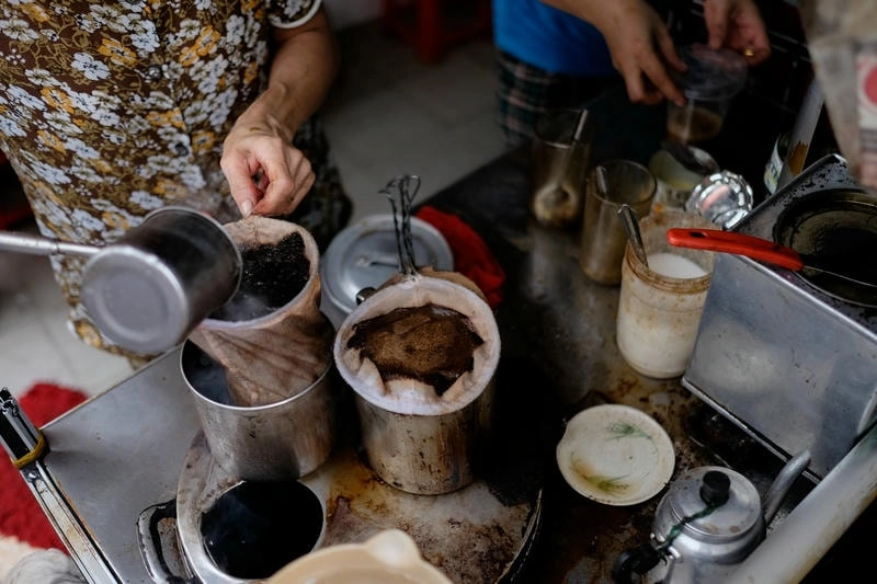 Thưởng thức cà phê Sài Gòn trong không gian vintage