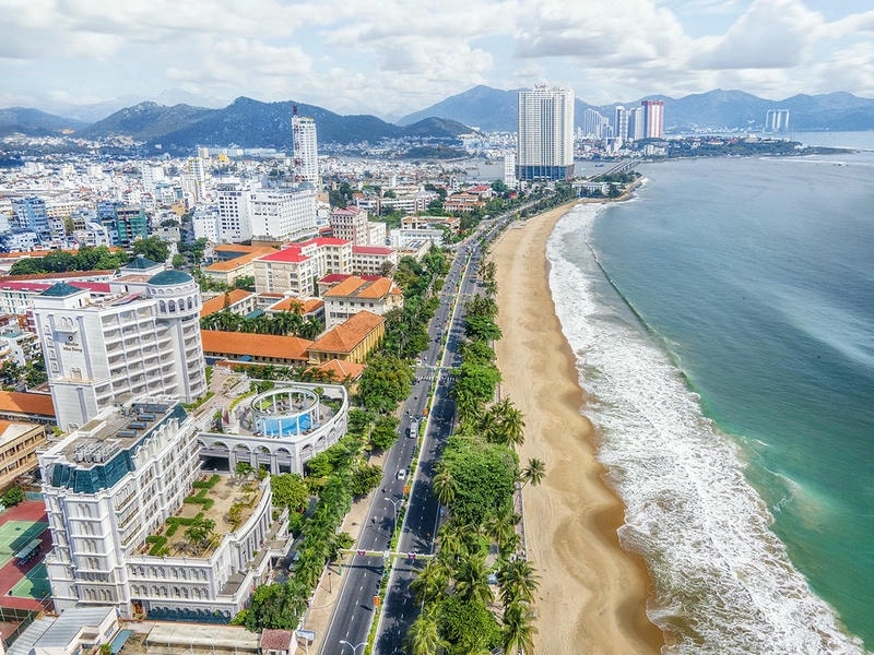 Biển Nha Trang xanh biếc bên bãi cát trắng