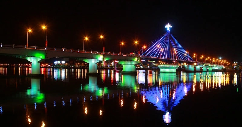 Cảnh đêm Đà Nẵng rực rỡ với ánh đèn thành phố