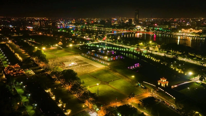 Phố cổ Huế rực rỡ trong cảnh đêm yên bình