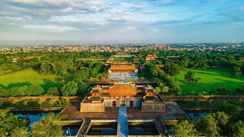 Cảnh quan Huế thơ mộng bên dòng sông Hương