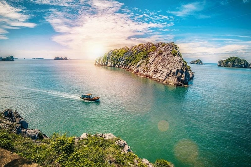 Trải nghiệm các bãi biển hot ở Cát Bà mùa hè
