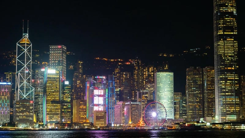 Ngắm ánh đèn rực rỡ ở Cầu cảng Victoria Hong Kong về đêm