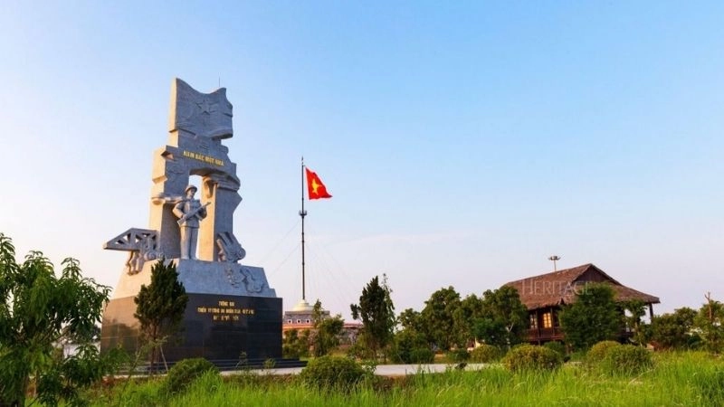 Cảnh quan Cầu Hiền Lương yên bình giữa dòng sông