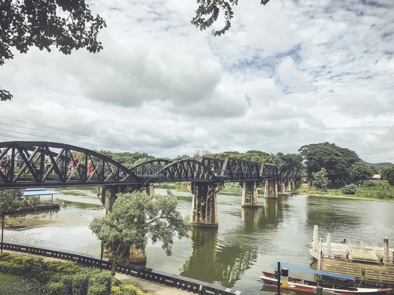 Cầu sông Kwai thu hút du khách bởi vẻ trầm mặc