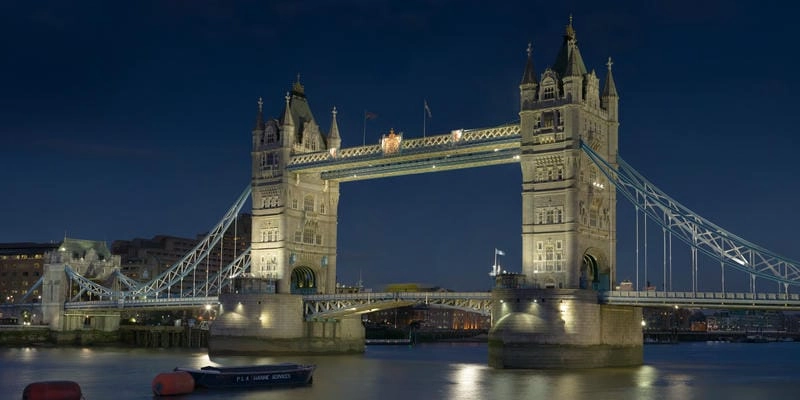 Ngắm Cầu Tháp London Bridge về đêm lung linh huyền ảo