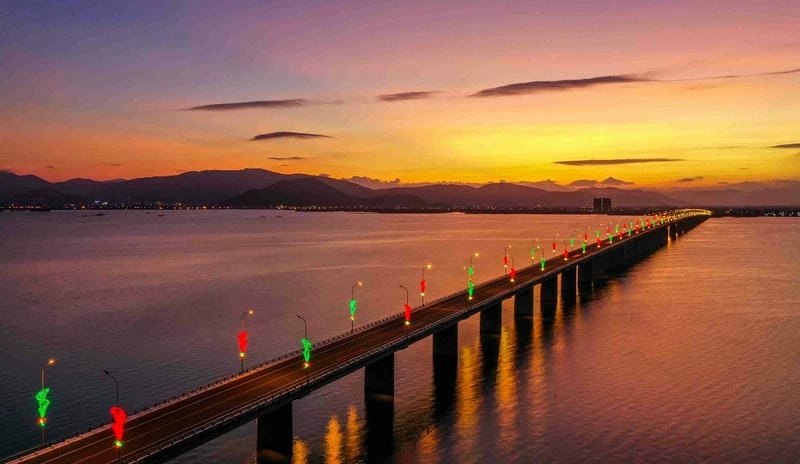 Vẻ đẹp Cầu Thị Nại Quy Nhơn nối đôi bờ biển xanh