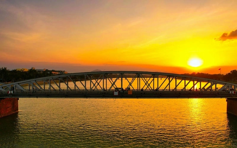 Cầu Tràng Tiền Huế soi bóng trên sông Hương