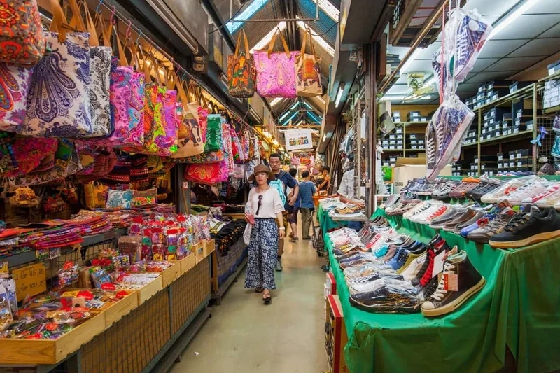 Chợ đêm Chatuchak là thiên đường mua sắm giá rẻ