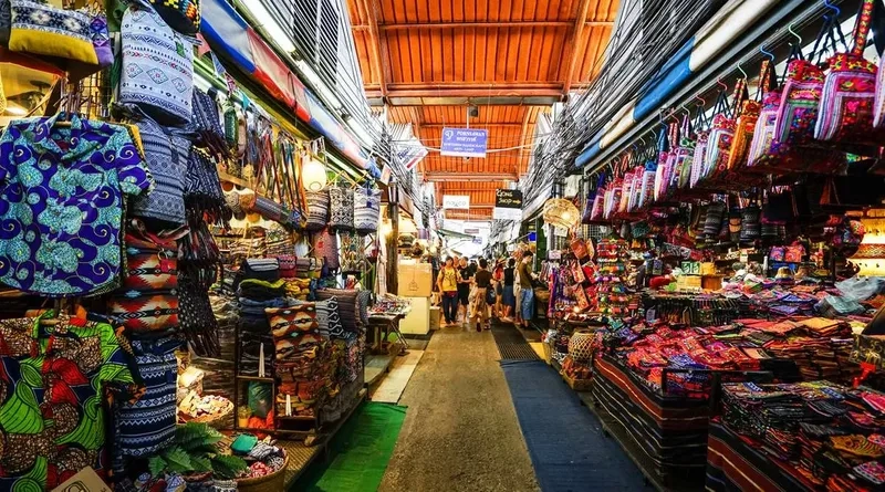 Chợ đêm Chatuchak có nhiều món quà lưu niệm độc đáo