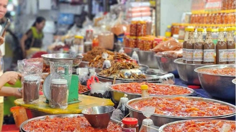 Cảnh quan Chợ Đông Ba rộn ràng sắc màu