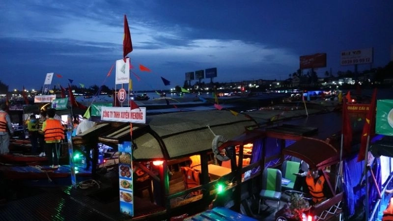 Chợ nổi Cái Bè Tiền Giang ảnh rực rỡ sắc màu
