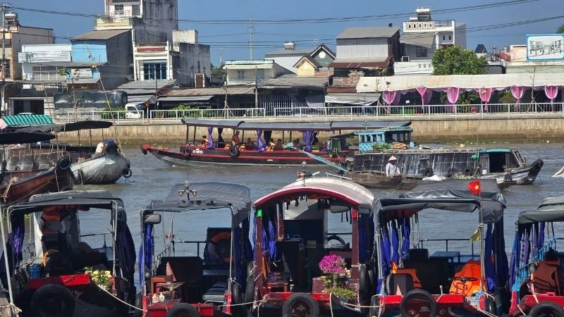 Cảnh quan chợ nổi Cái Bè đẹp như bức họa