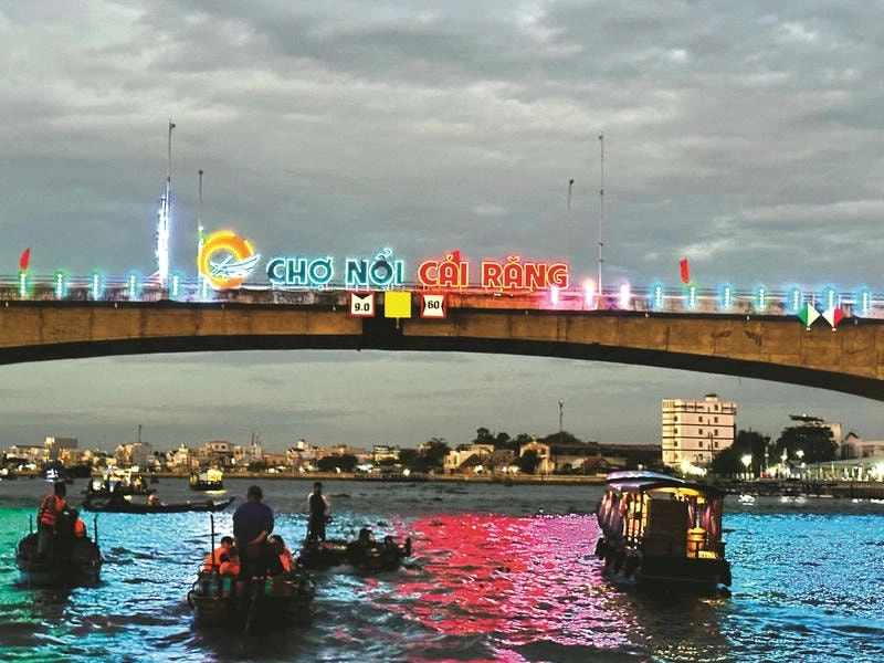 Cảnh Chợ nổi Cái Răng Cần Thơ đầy màu sắc