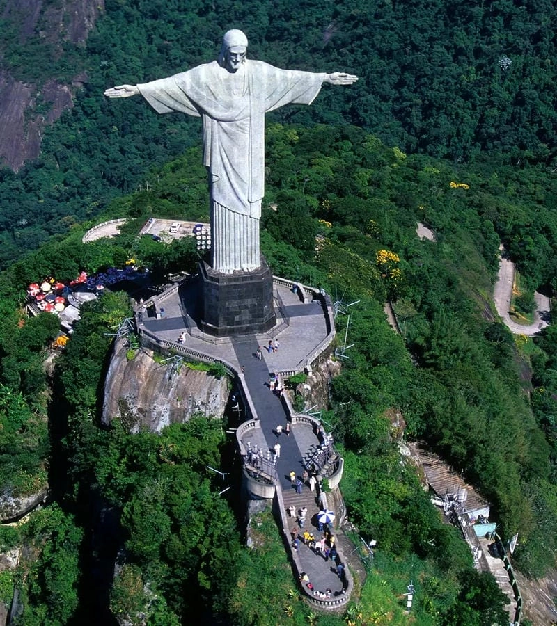Tượng đài Christ the Redeemer nằm giữa núi cao