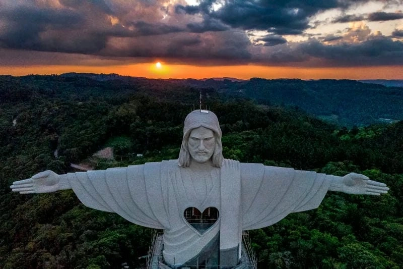 Christ the Redeemer về đêm lung linh giữa trời