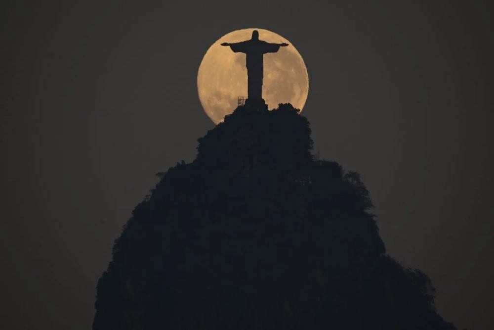Ánh sáng Christ the Redeemer rực rỡ về đêm