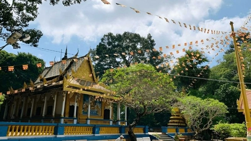 Cảnh quan Chùa Dơi Sóc Trăng yên bình xanh mát