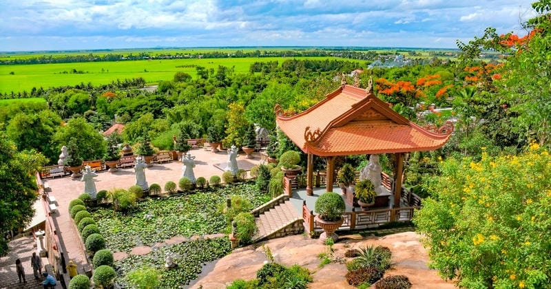 Chùa Hang An Giang ẩn mình trong khung cảnh núi non