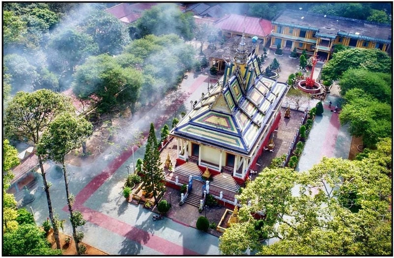Kiến trúc độc đáo tại Chùa Hang Trà Vinh