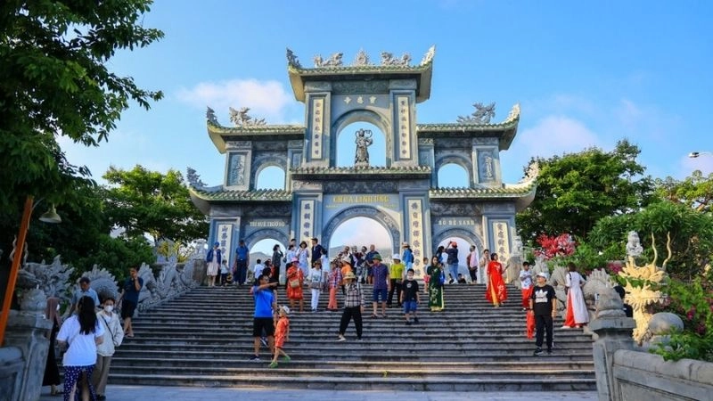 Thiên nhiên Chùa Linh Ứng hòa cùng tiếng chuông thiền