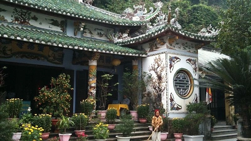 Cây xanh Chùa Linh Ứng phủ mát bóng thiền môn