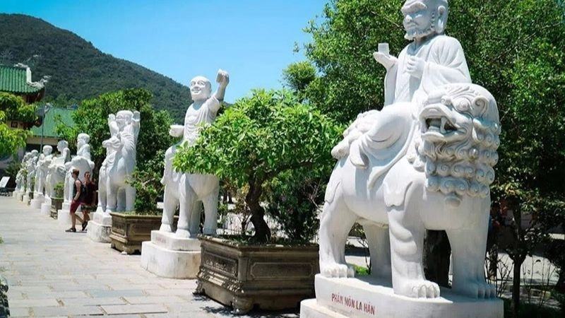 Tượng Phật Quan Âm Chùa Linh Ứng uy nghi rực sáng