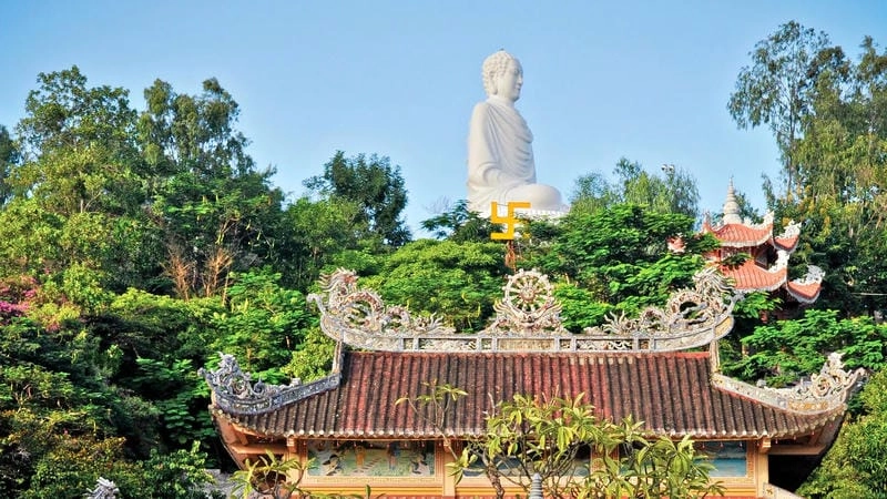 Kiến trúc cổ kính tại Chùa Long Sơn Long Xuyên