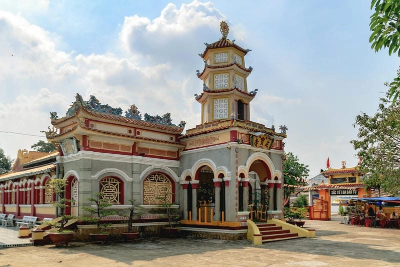 Không gian thanh tịnh tại Chùa Tam Bảo Rạch Giá