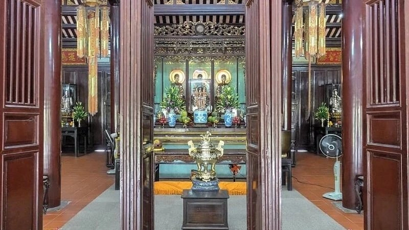 Cảnh quan Chùa Thiên Mụ hòa cùng thiên nhiên