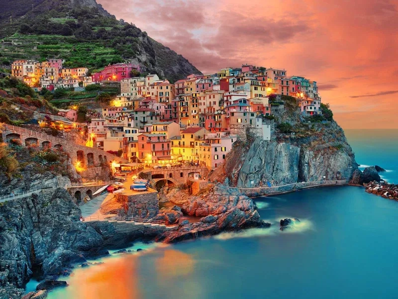 Cinque Terre rực rỡ sắc màu bên bờ biển xanh