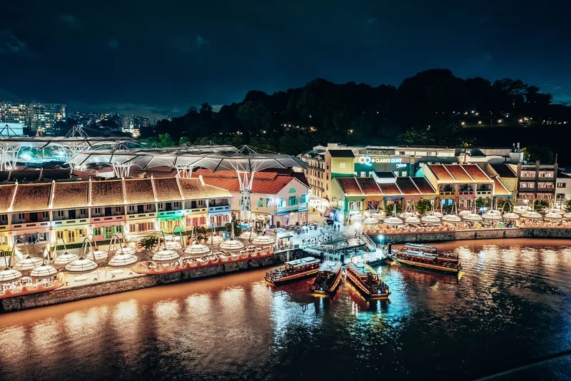 Clarke Quay thu hút du khách cả ngày lẫn đêm