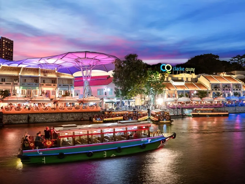 Clarke Quay nổi bật với những tòa nhà đầy màu sắc