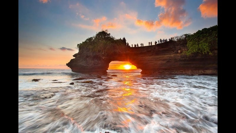 Cổng Tò Vò Lý Sơn ảnh với vòm đá độc đáo bên biển