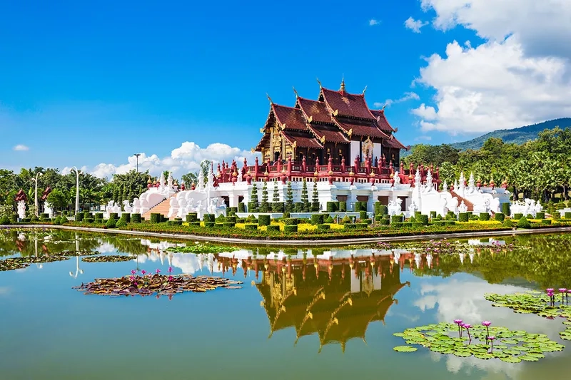 Công viên Hoàng gia Rajapruek lung linh ánh nắng