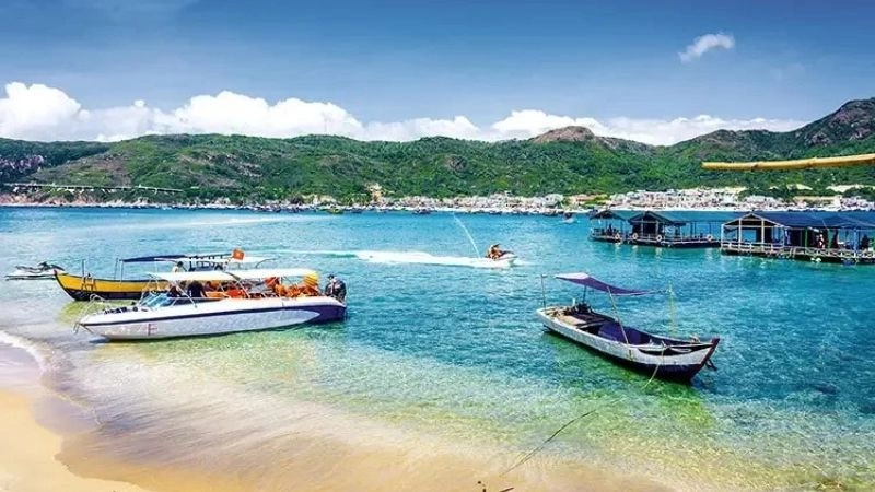 Bãi biển Cù Lao Chàm xanh mướt giữa trời mây